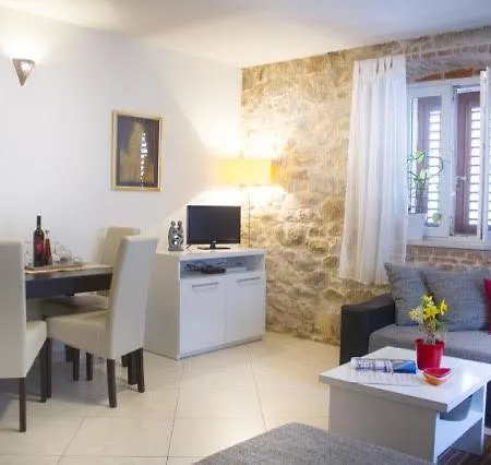 Leona Appartement *