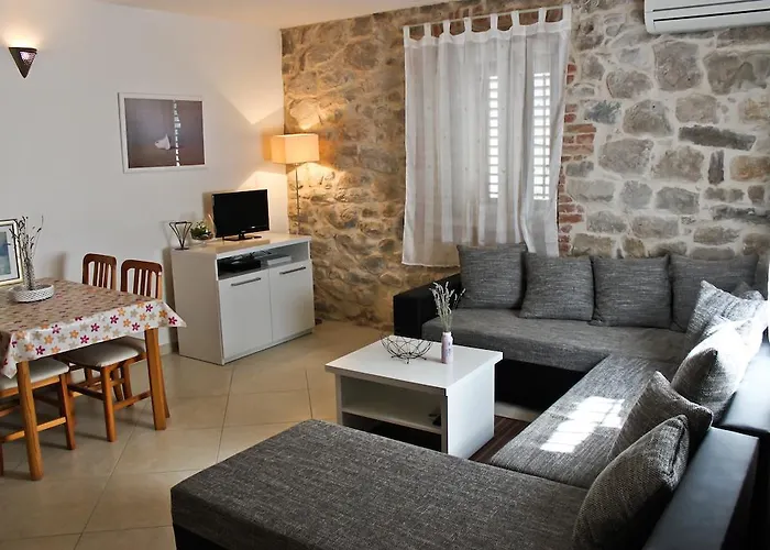 Leona Apartment *