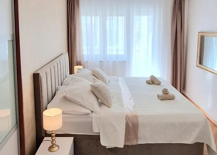 Leona Apartment *