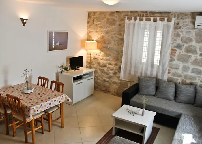 Leona Apartment Split