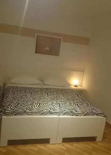 Leona Apartment Split