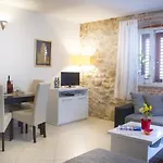 Leona Apartmán *